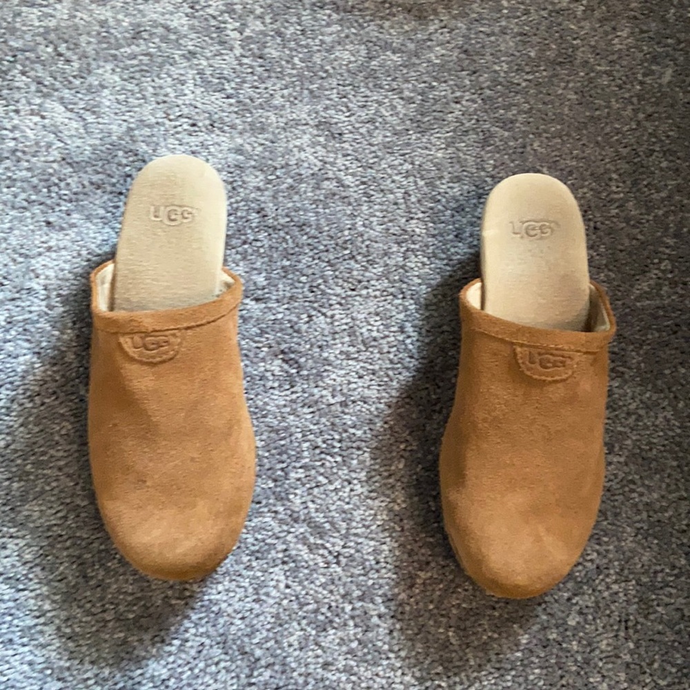 Size 7 women’s ugg clogs